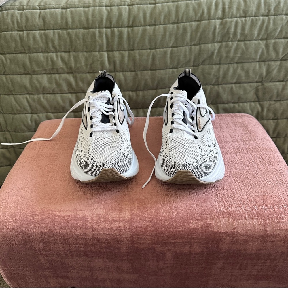 Brooks Glycerin 21 White and black specks - size 8.5 worn twice